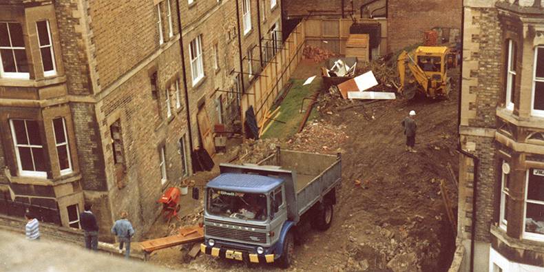 Building works taking place for the foundations of the expansion of Rewley House in the 1980s.